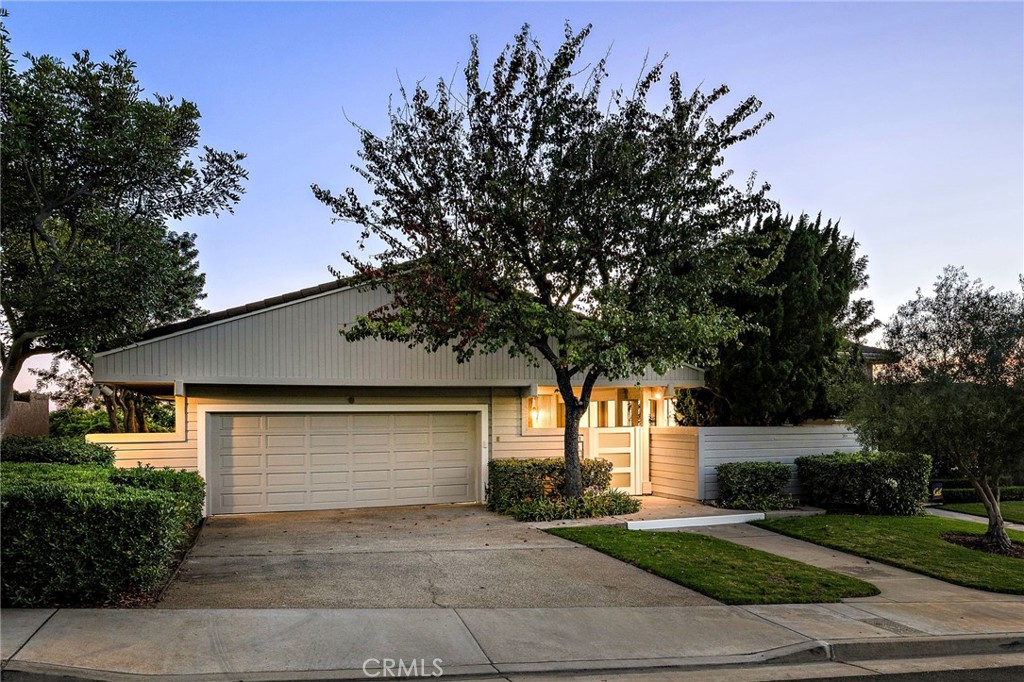 21 Montpellier, Newport Beach, CA 92660 — photo 1