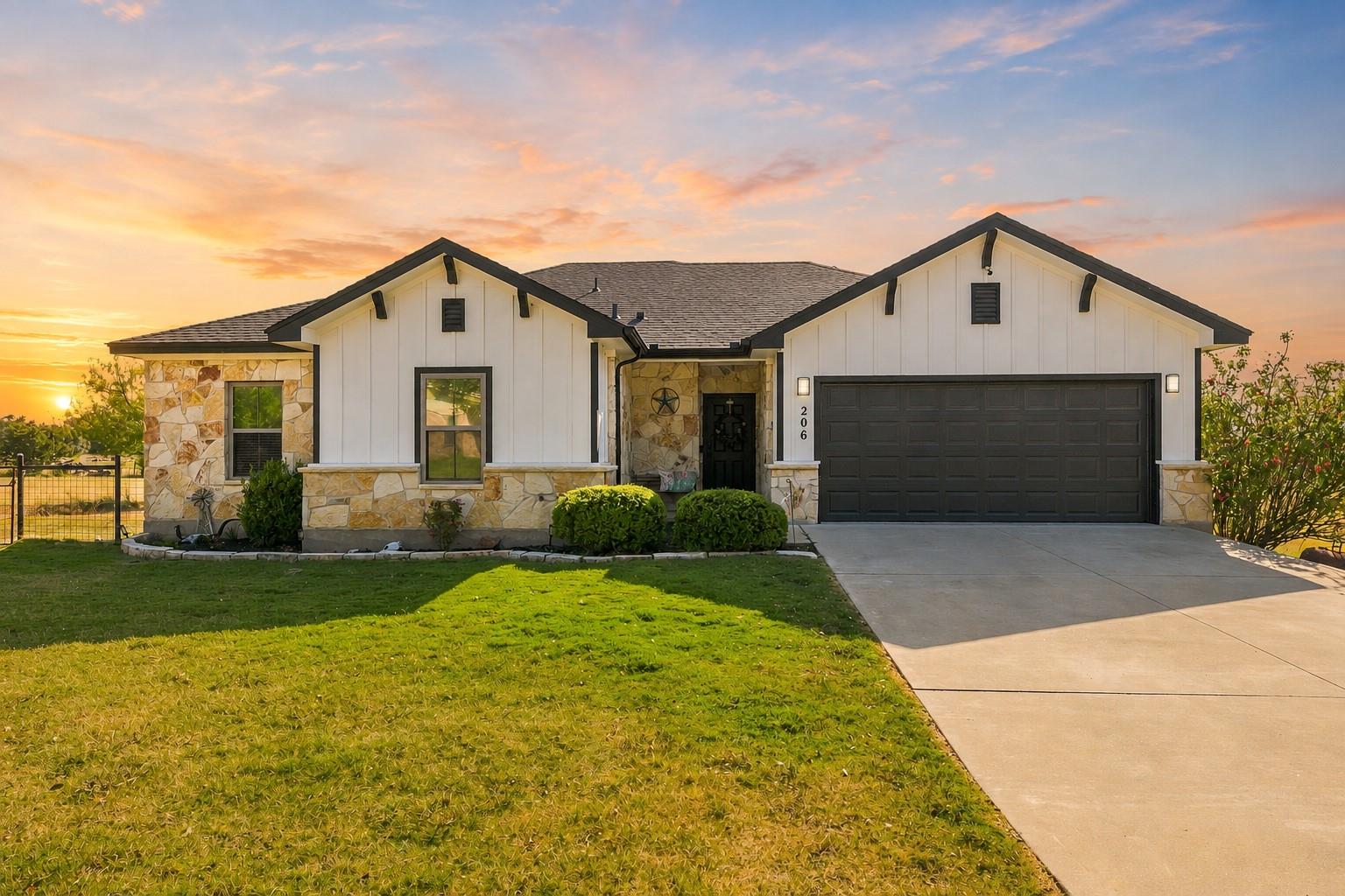 206 Brizendine, Florence, TX 76527 — photo 1