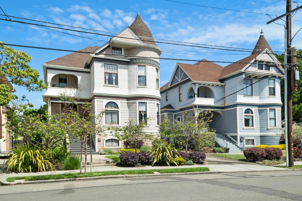 1833 Clinton Avenue, Alameda, CA 94501 — photo 1