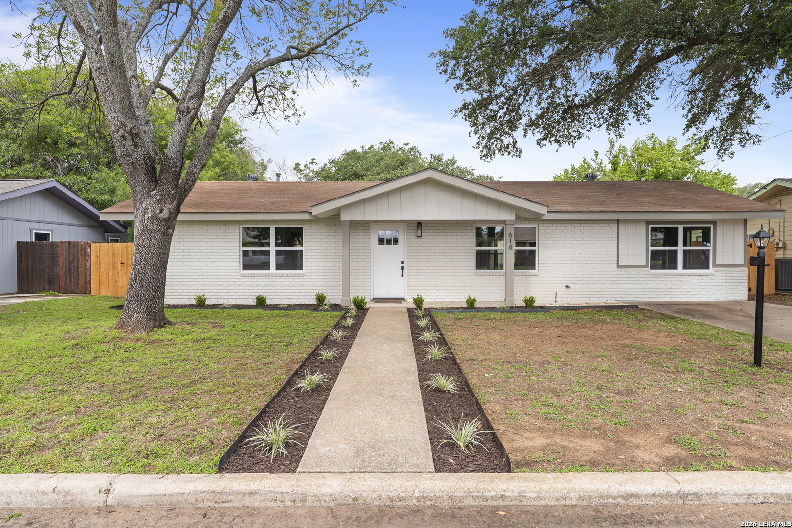 614 S COLUMBUS ST, Fredericksburg, TX 78624 — photo 1