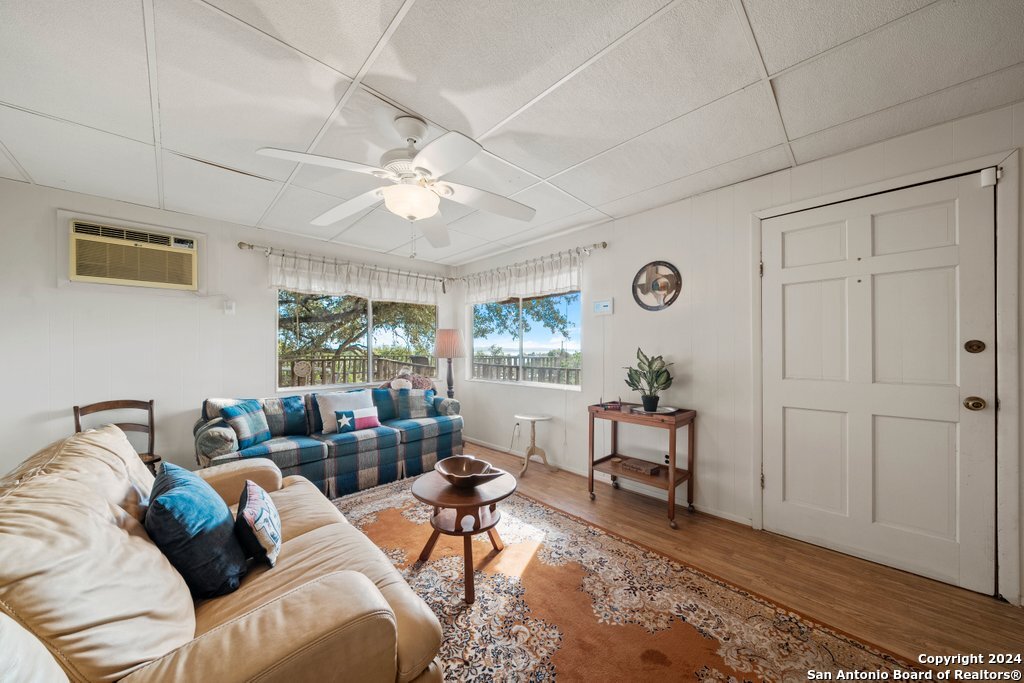 809 LAKEBREEZE DR, ,  78133 — photo 1