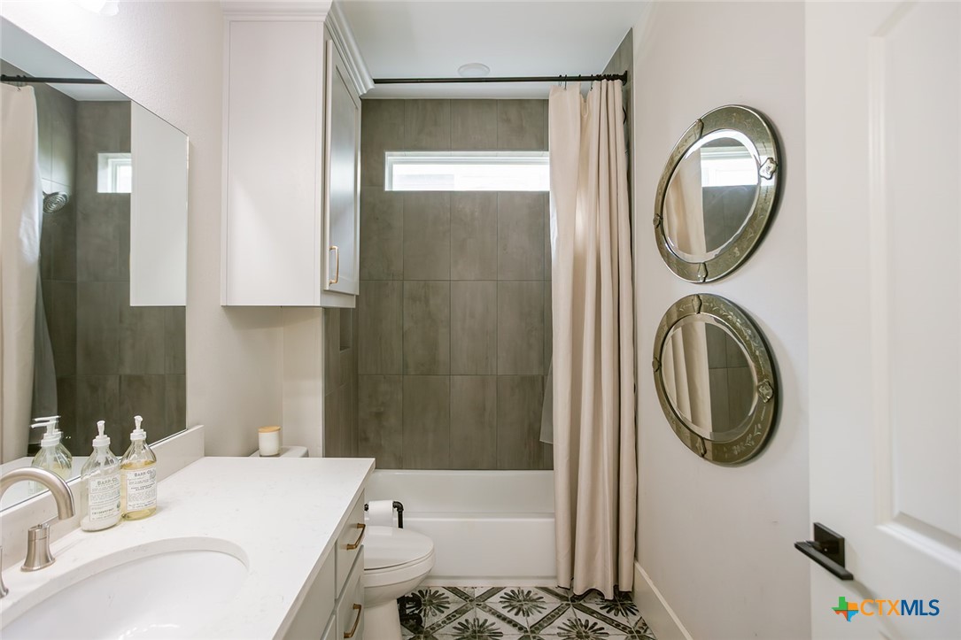 406 Crestwood, Victoria, TX 77901 — photo 1