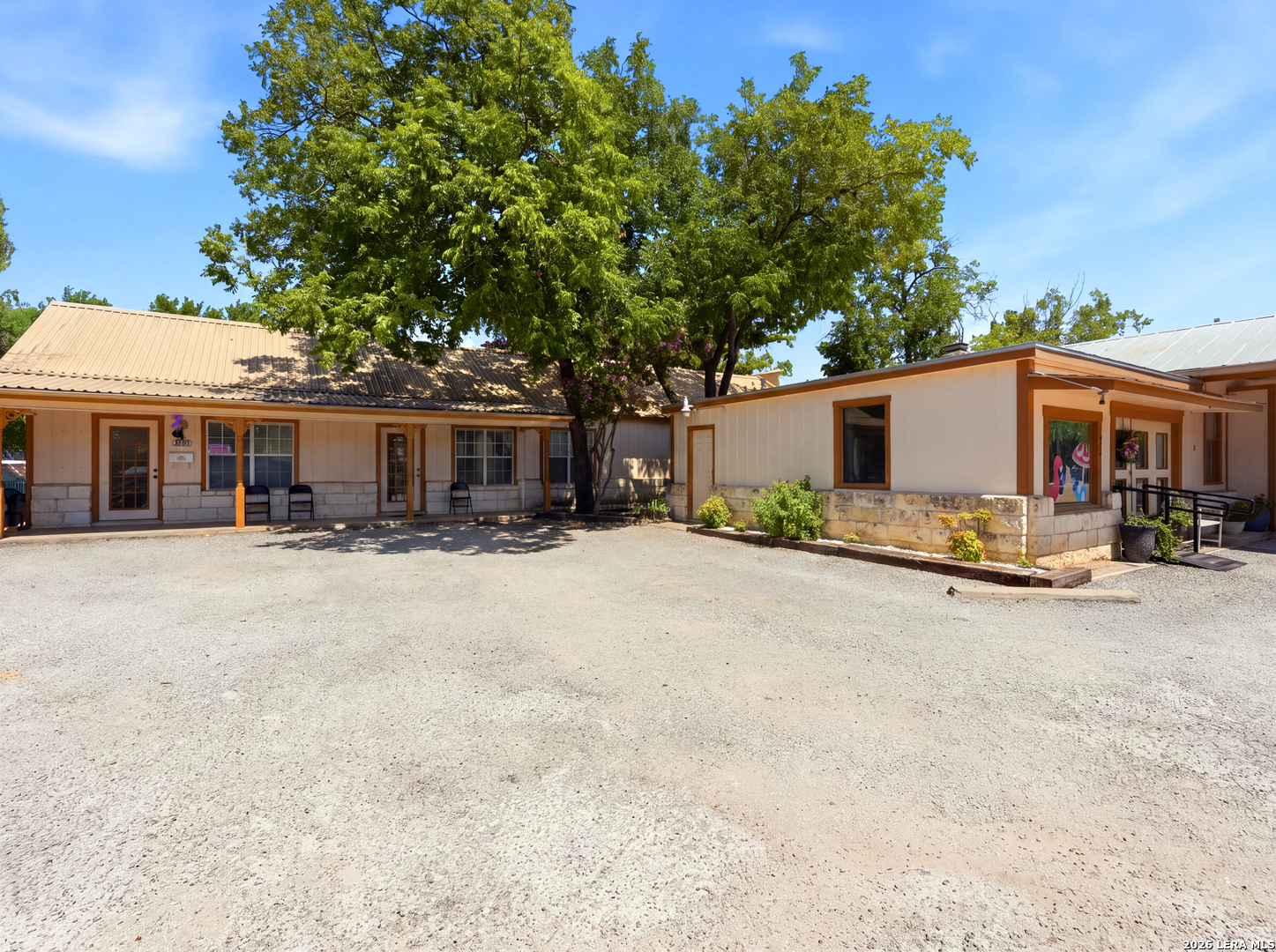 812 N Llano St, Fredericksburg, TX 78624 — photo 1