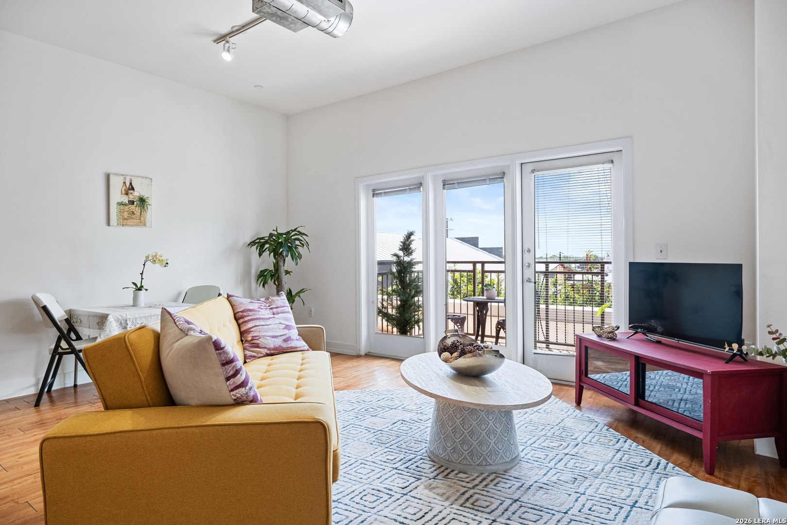 1401 Flores, , 78204 — photo 1