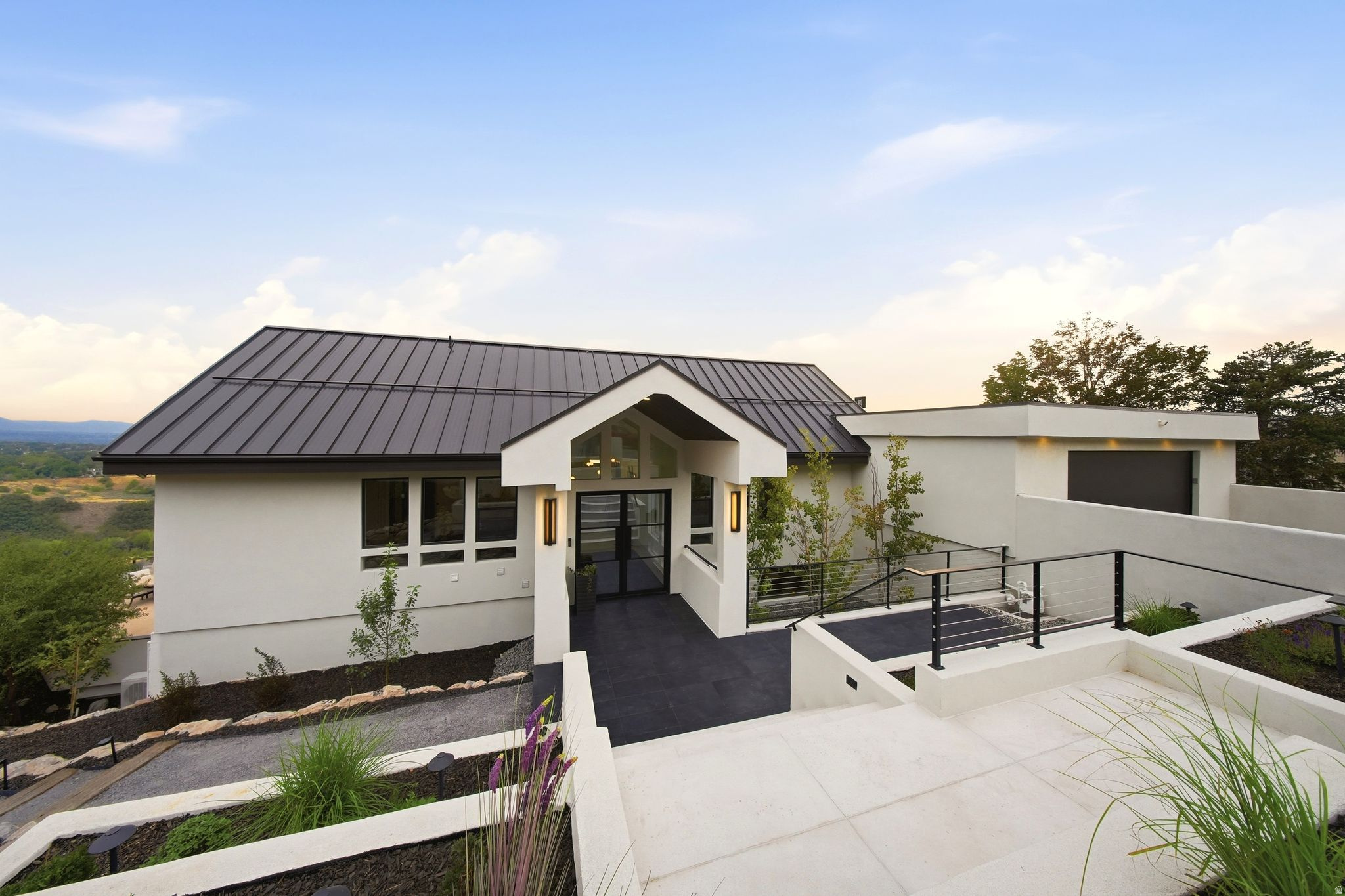 2558 S SCENIC DR, Salt Lake City, UT 84109 — photo 1