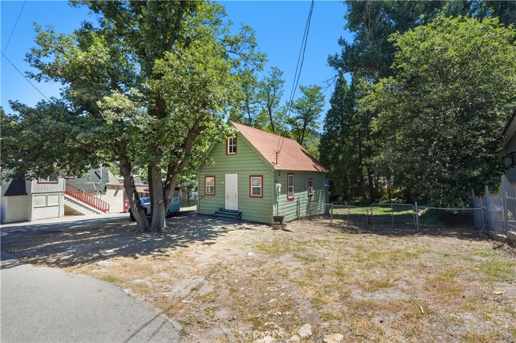 369 Log, Crestline, CA 92325 — photo 1