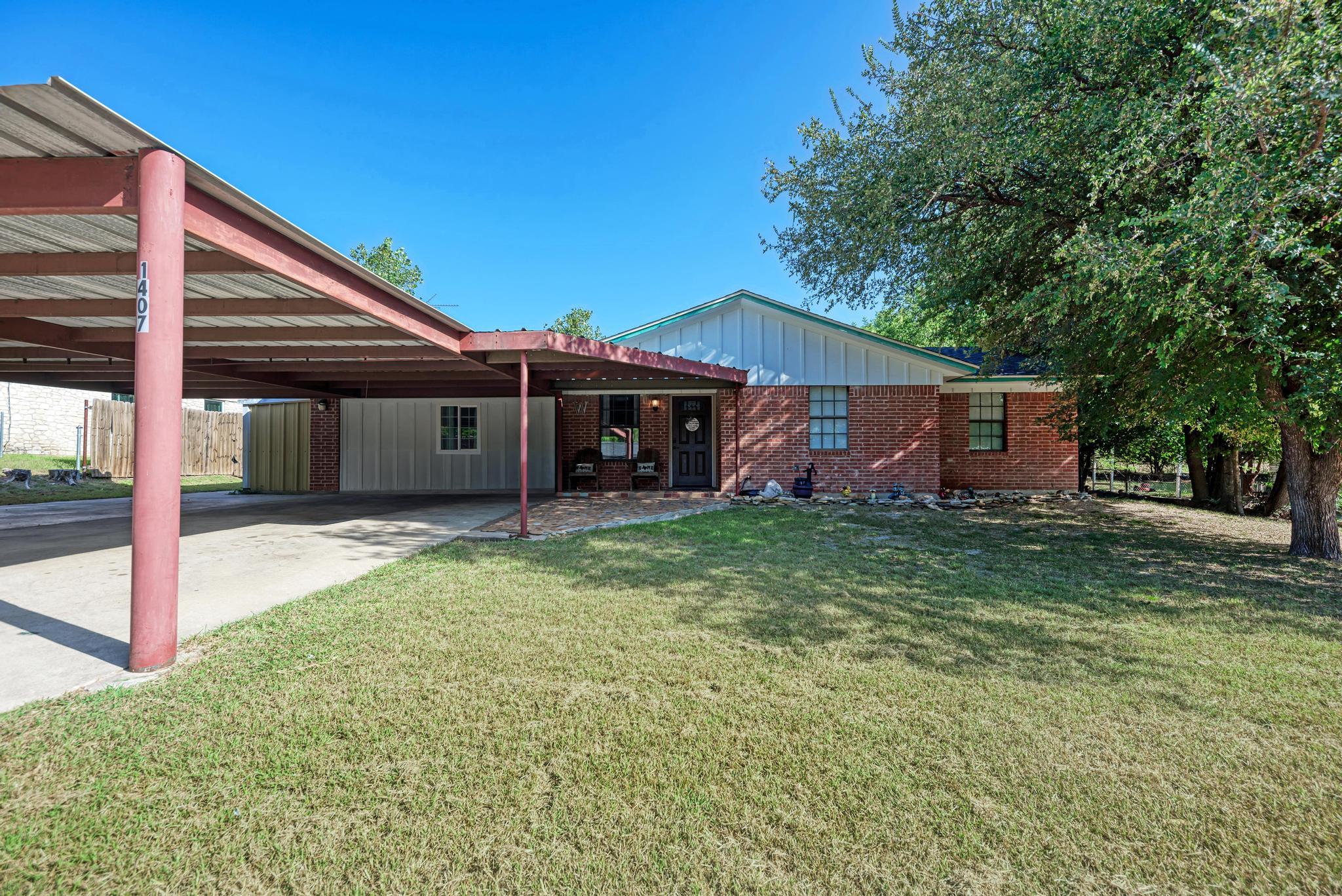 1407 Avenue C, Lampasas, TX 76550 — photo 1
