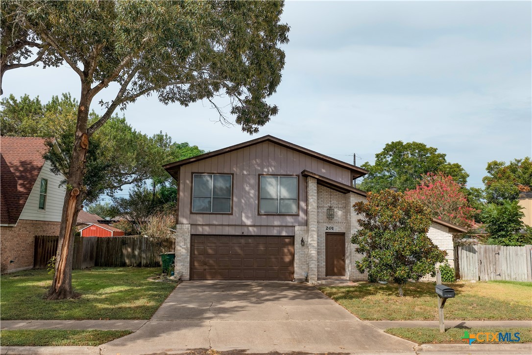 201 Heather Street, Victoria, TX 77904 — photo 1