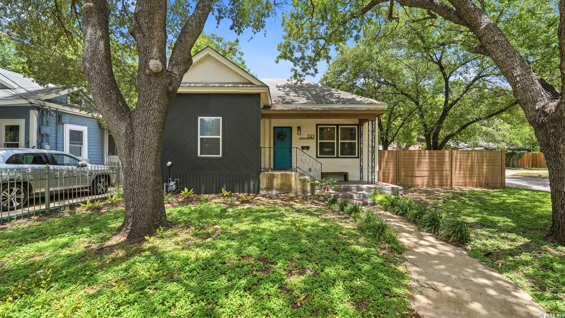 321 E Mistletoe, San Antonio, TX 78212 — photo 1