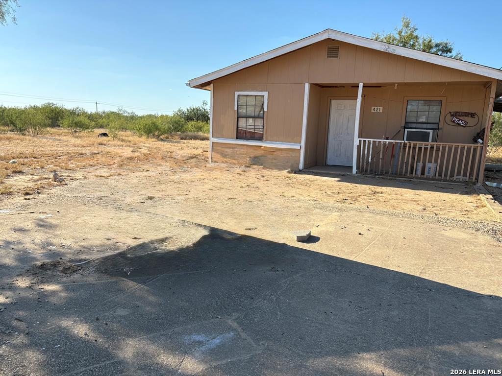 421 Las Tobia Dr, Carrizo Springs, TX 78834 — photo 1