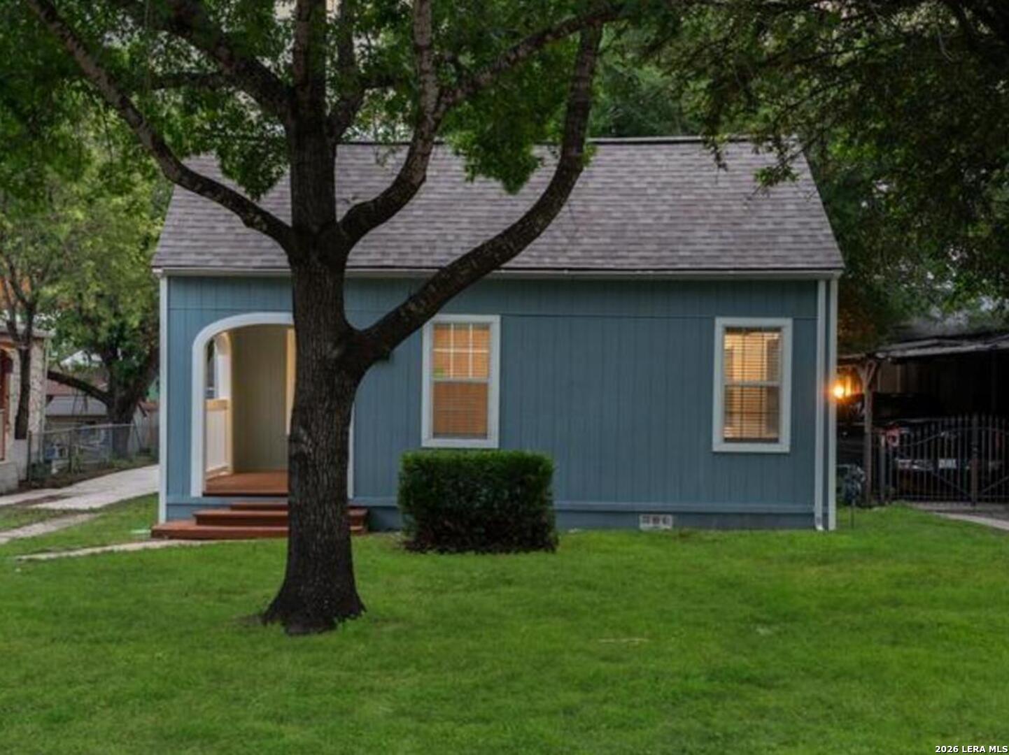 1806 W MISTLETOE AVE, San Antonio, TX 78201 — photo 1