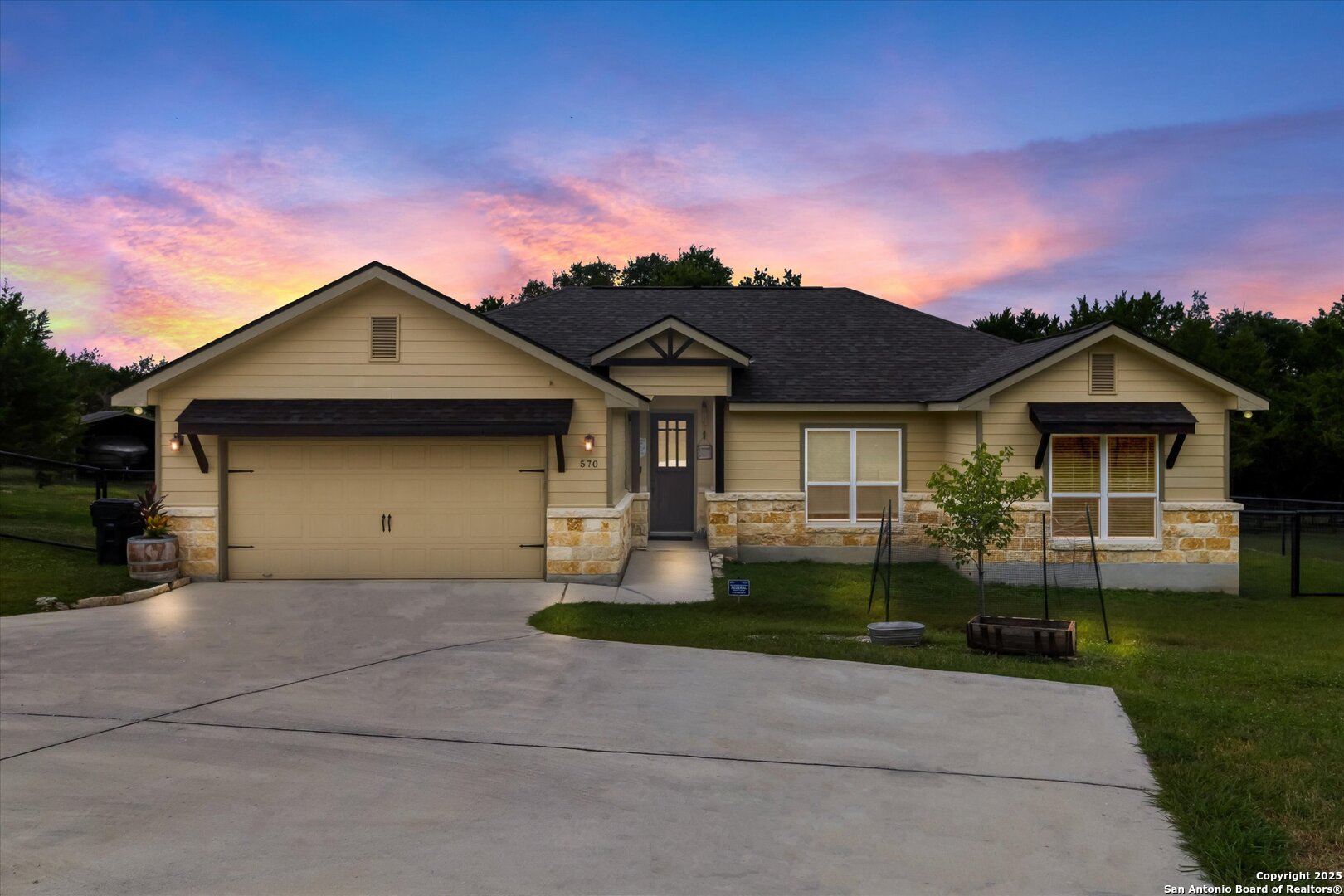 570 La Paloma, Canyon Lake, TX 78133 — photo 1