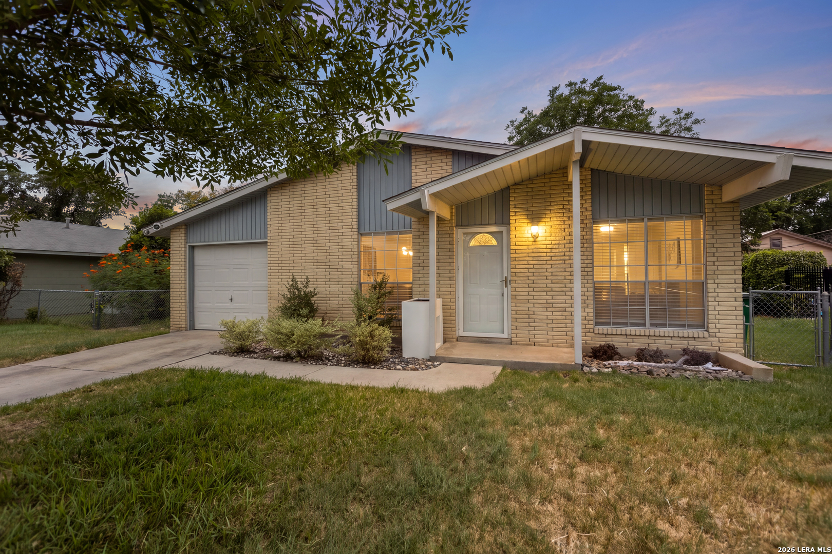 9018 CHAMINADE DR, San Antonio, TX 78224 — photo 1