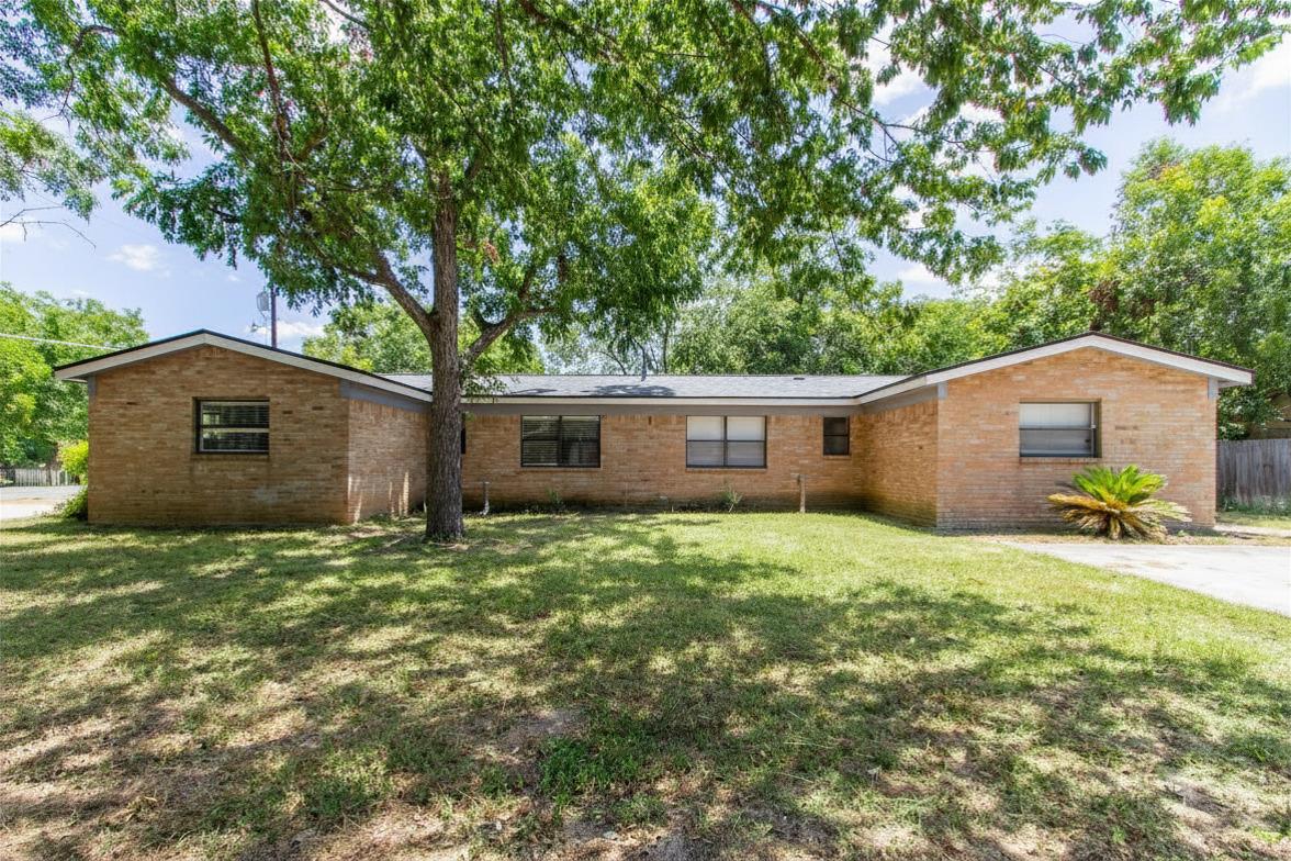 208 Hackberry, Lockhart, TX 78644 — photo 1