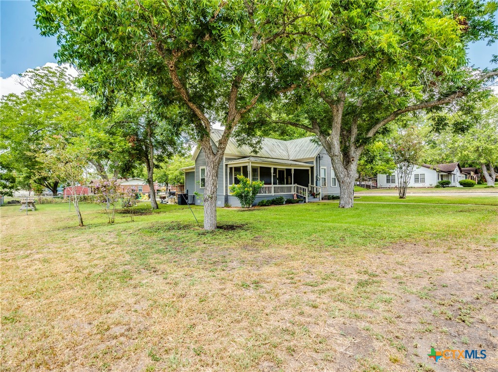 1122 Avenue H, Shiner, TX 77984 — photo 1
