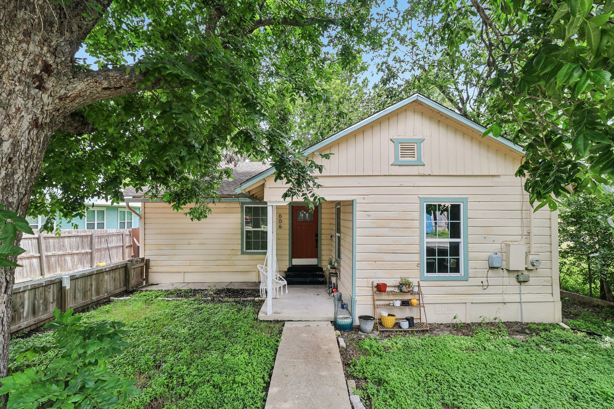 606 Pecan, Taylor, TX 76574 — photo 1