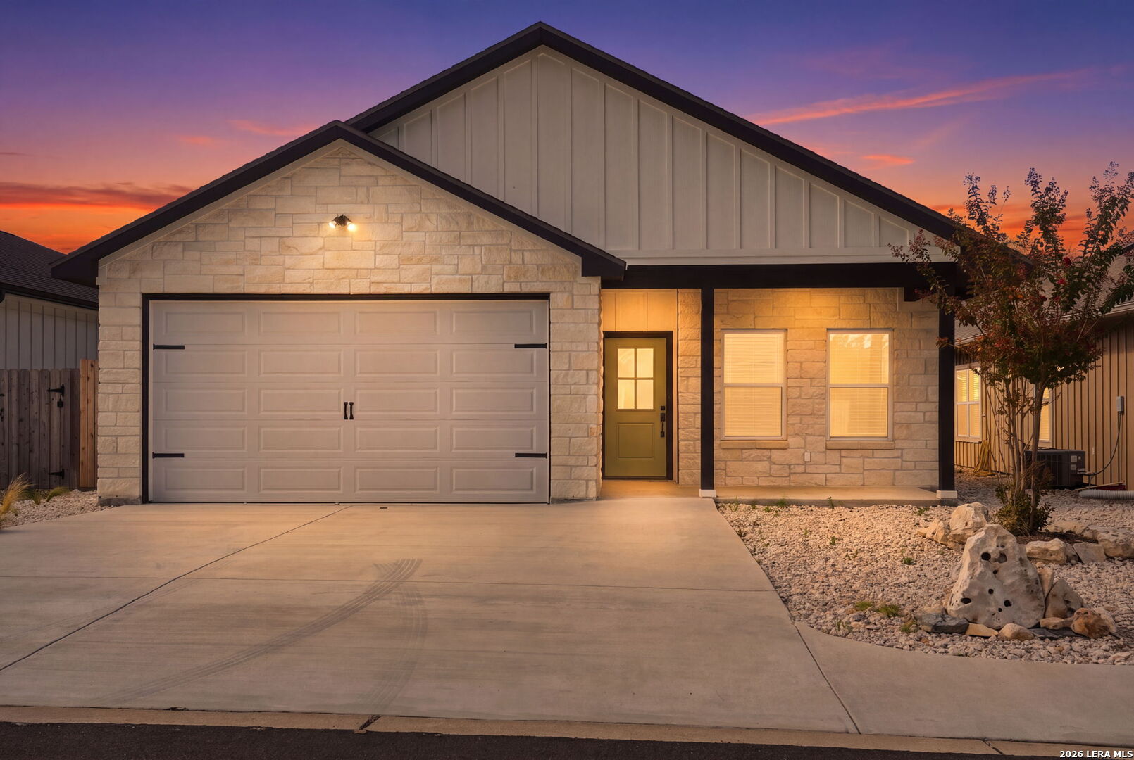 1012 Creswell Ln, Kerrville, TX 78028 — photo 1