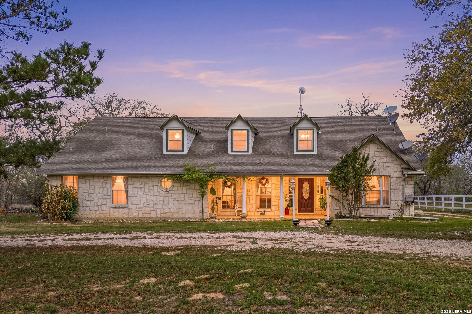 837 Paddy Rd, Floresville, TX 78114 — photo 1