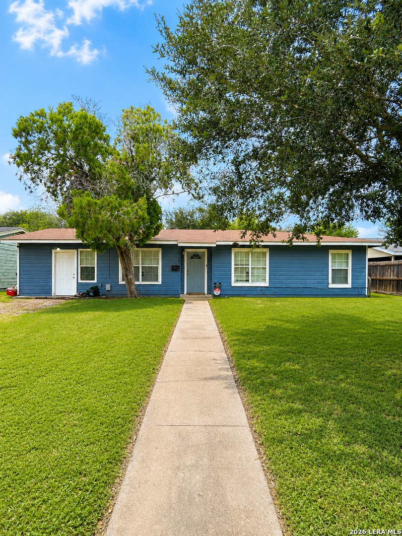 1015 E Randall, Beeville, TX 78102 — photo 1