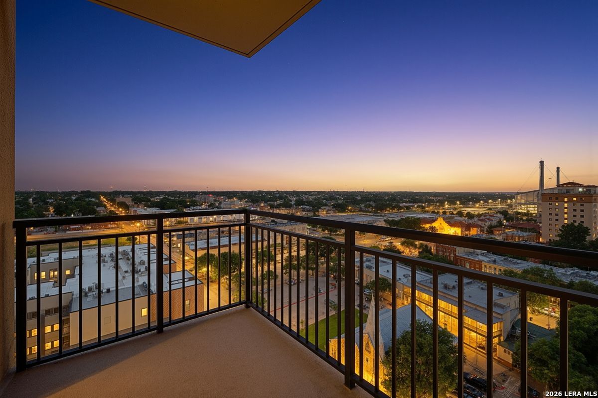 215 CENTER ST, San Antonio, TX 78202 — photo 1