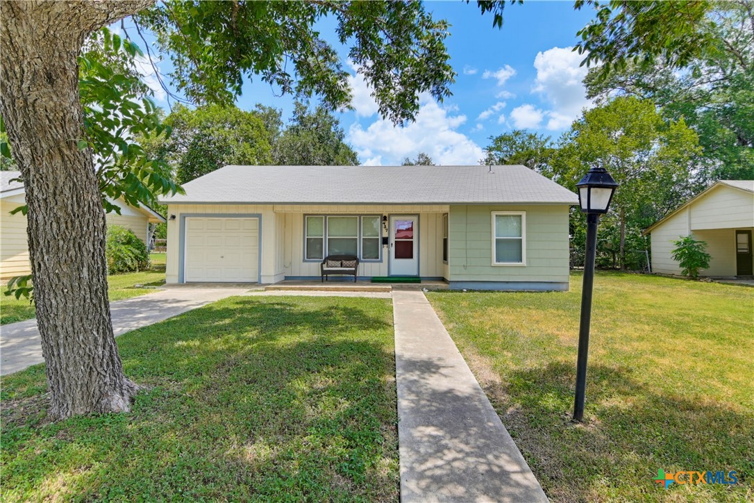 437 Wallace Street, Seguin, TX 78155 — photo 1