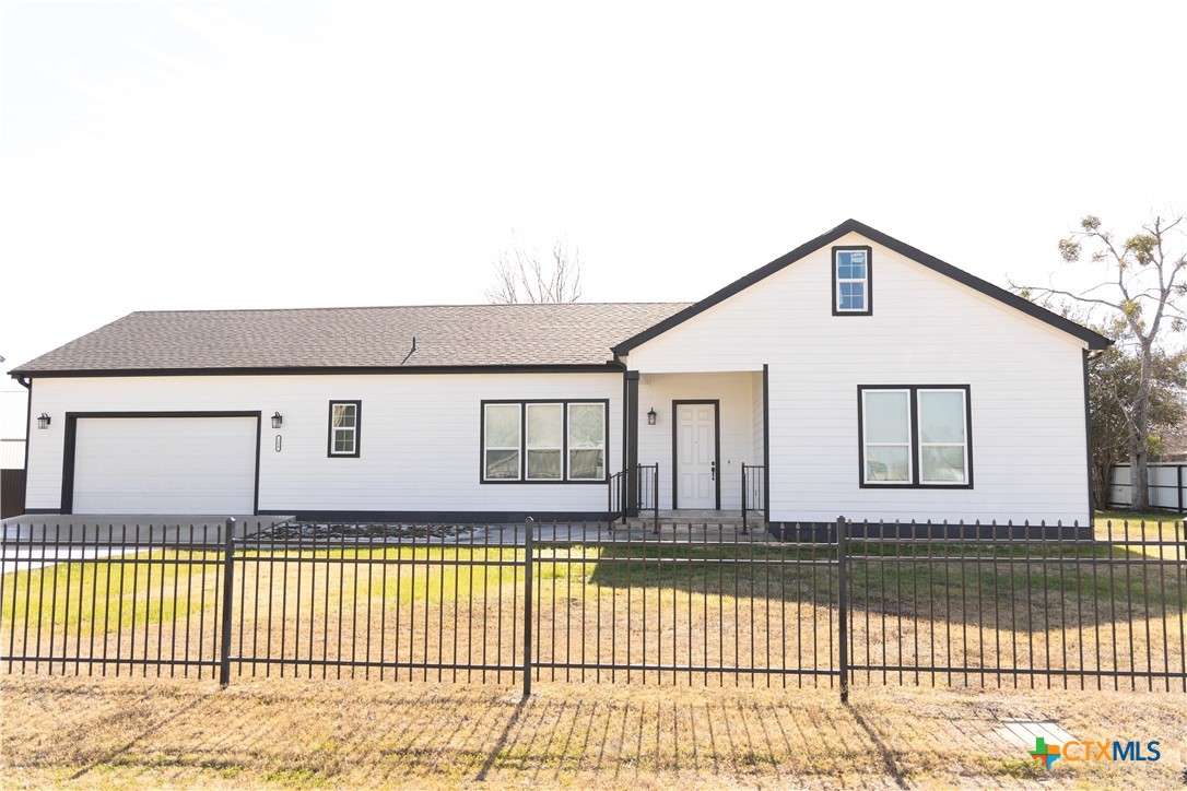300 Front Street, Thorndale, TX 76577 — photo 1
