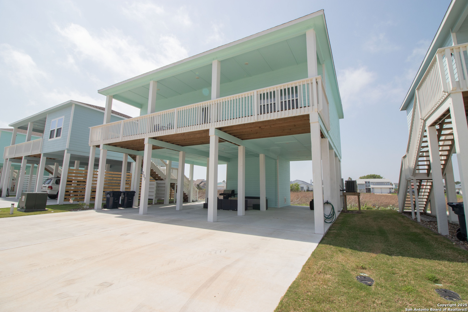 207 Paradise Dr, ,  78382 — photo 1