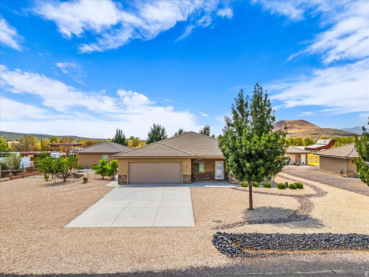 1129 N HORSEMANS PARK DR