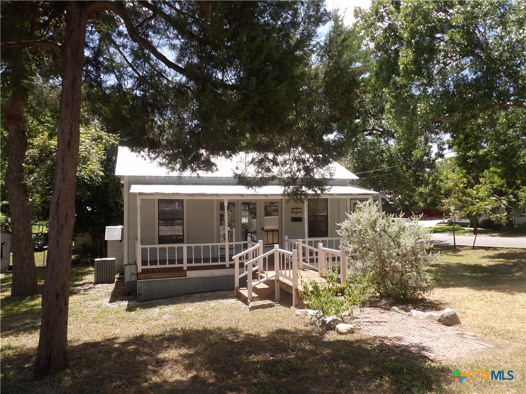 493 W Jahn Street, New Braunfels, TX 78130 — photo 1
