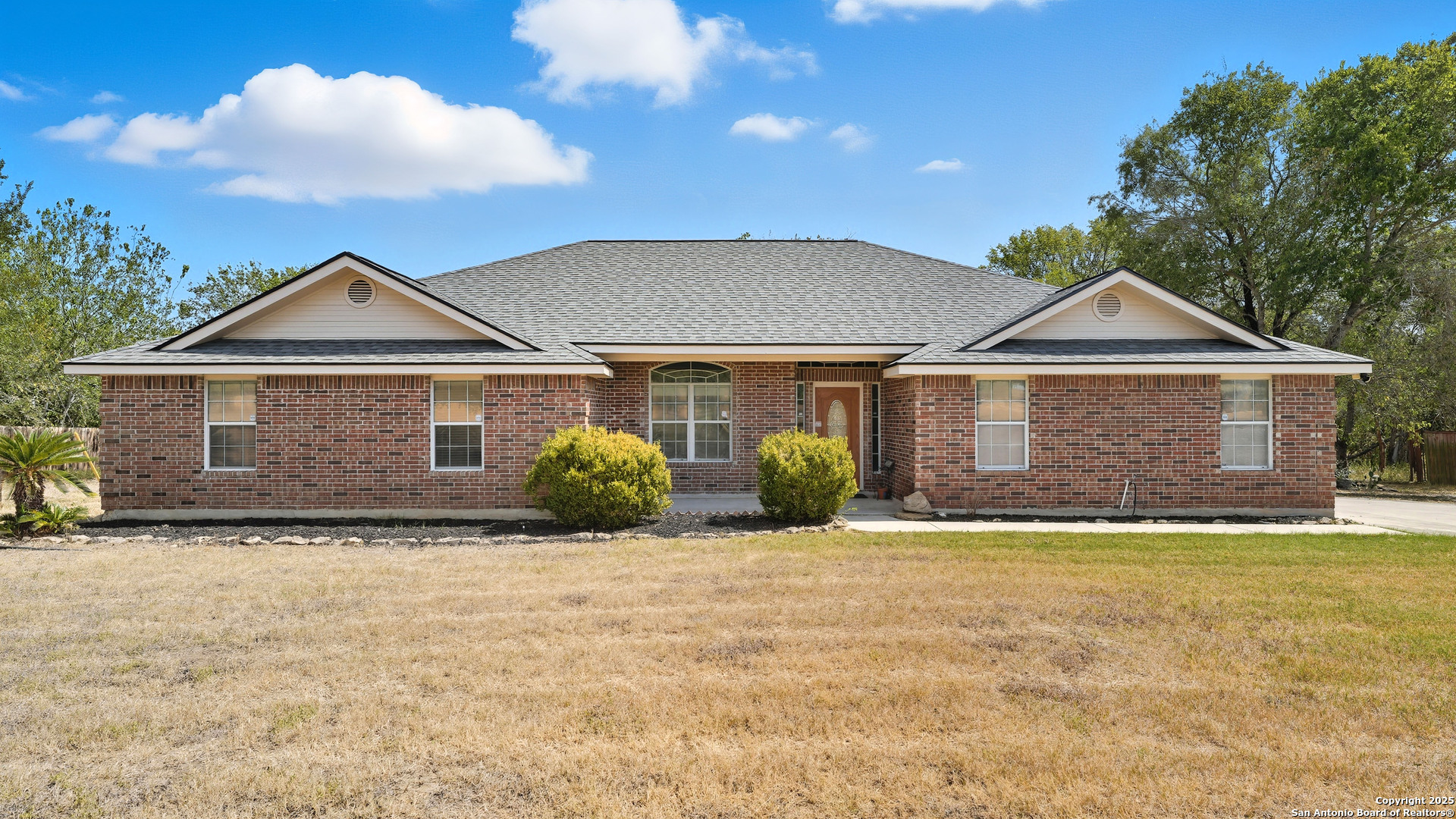 105 Tomahawk, , 78155 — photo 1