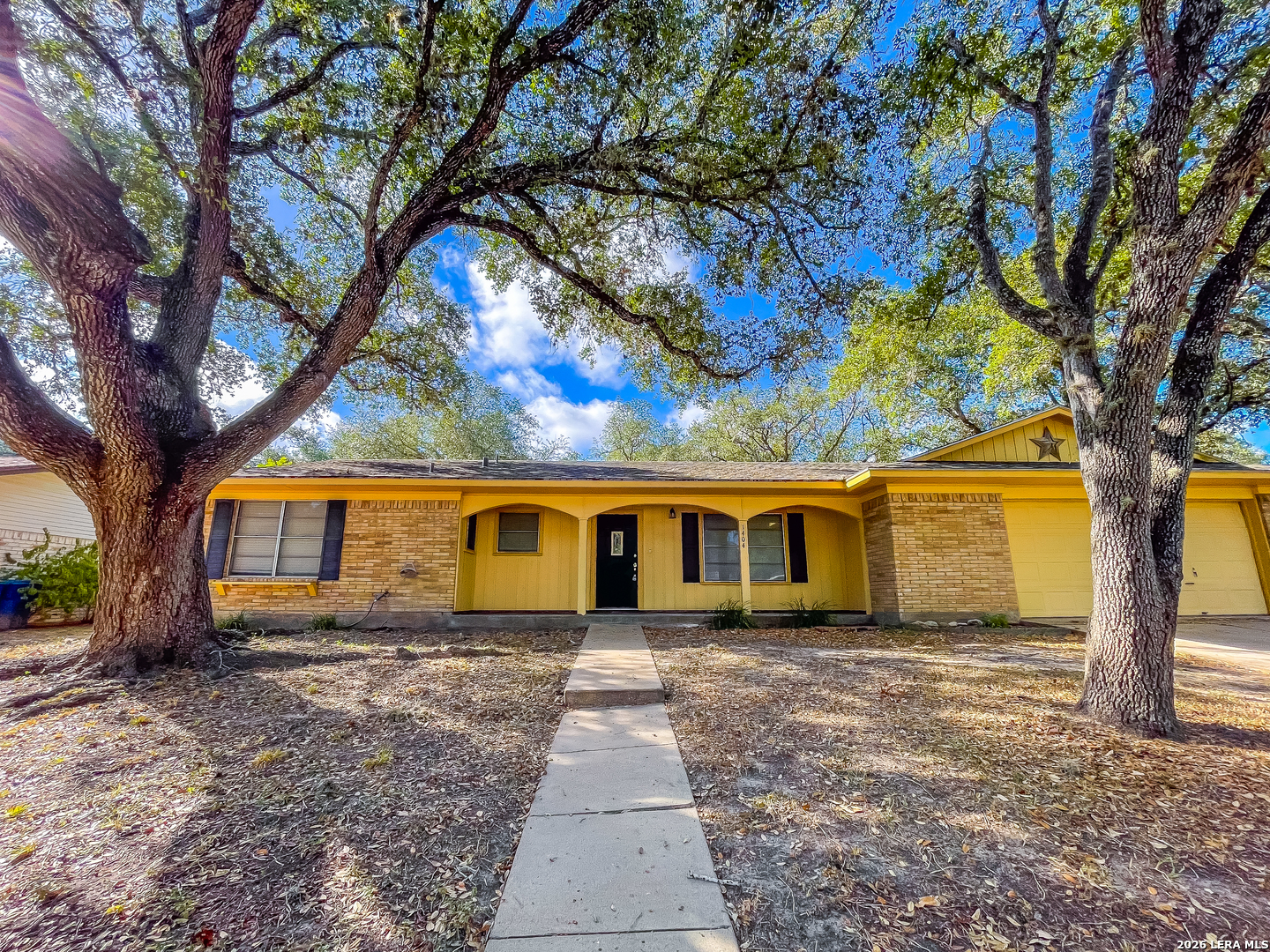 1404 E INEZ ST, Beeville, TX 78102 — photo 1