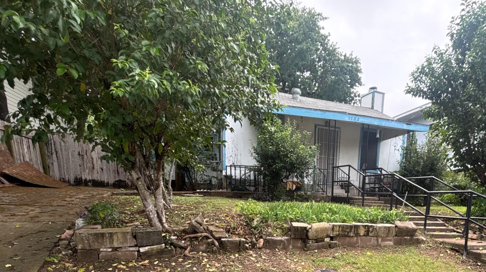 1702  Perez St, Austin, TX 78721 — photo 1