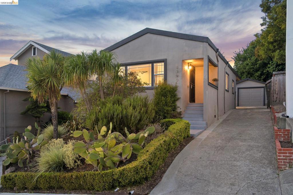 1390 E 31St St, Oakland, CA 94602 — photo 1