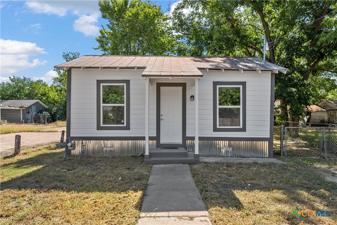 1803 N Fannin Avenue, Cameron, TX 76520 — photo 1
