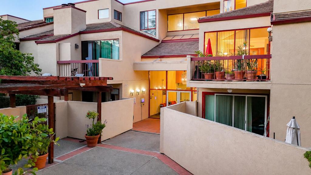 25912 Hayward Boulevard 215, Hayward, CA 94542 — photo 1