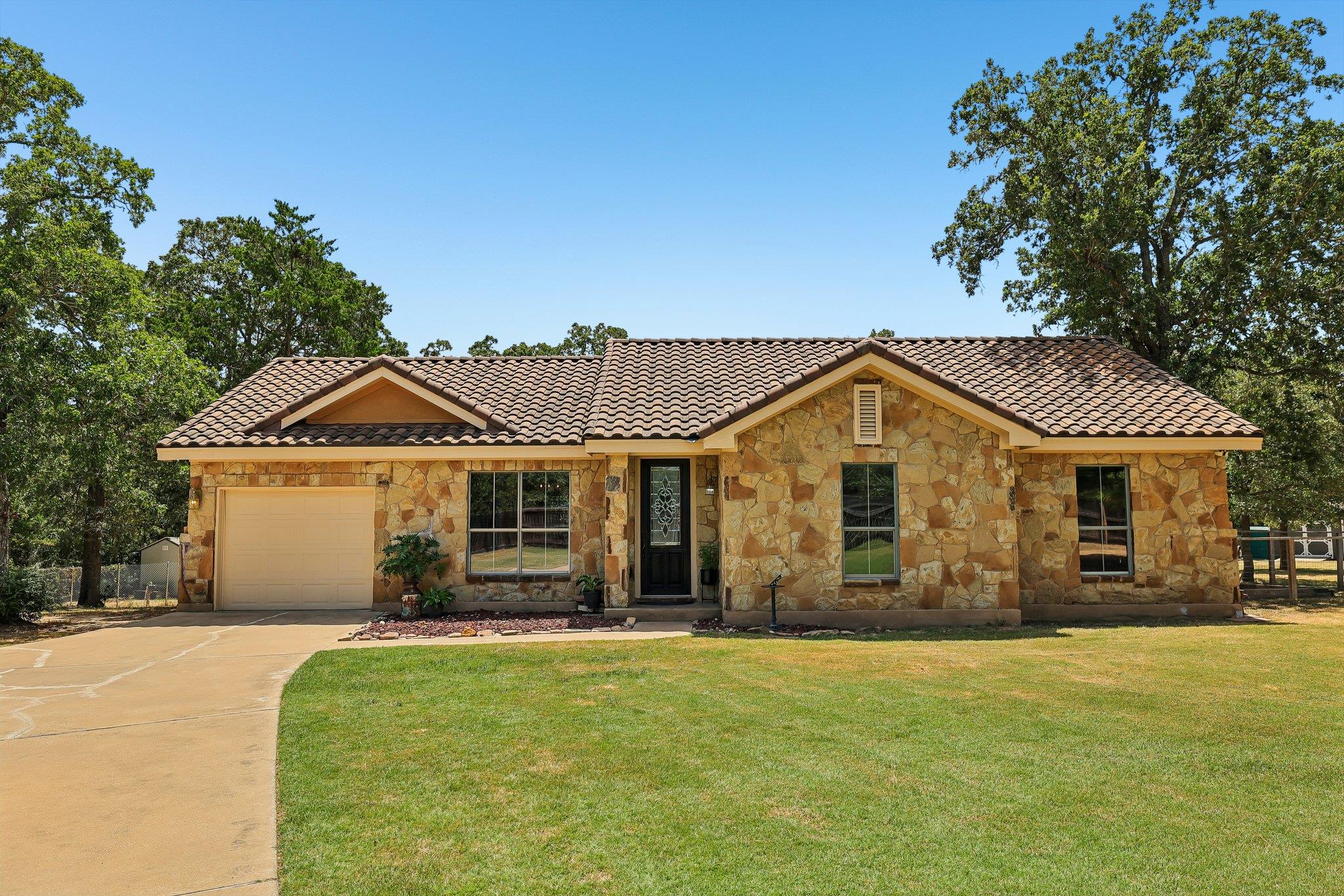 126 King, Bastrop, TX 78602 — photo 1