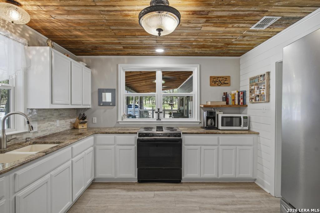 156 Deep Woods Dr, , 78155 — photo 1