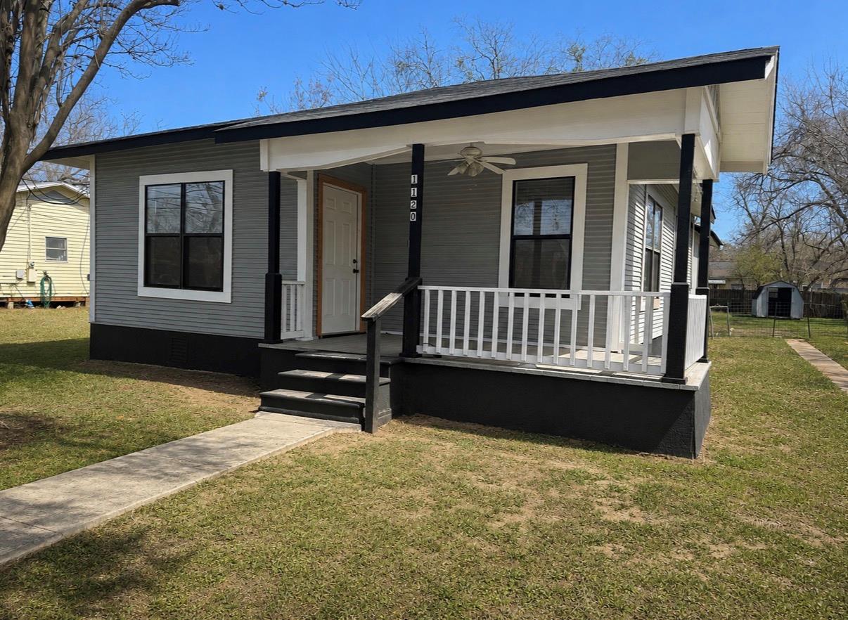 1120  Saint Paul St, Gonzales, TX 78629 — photo 1