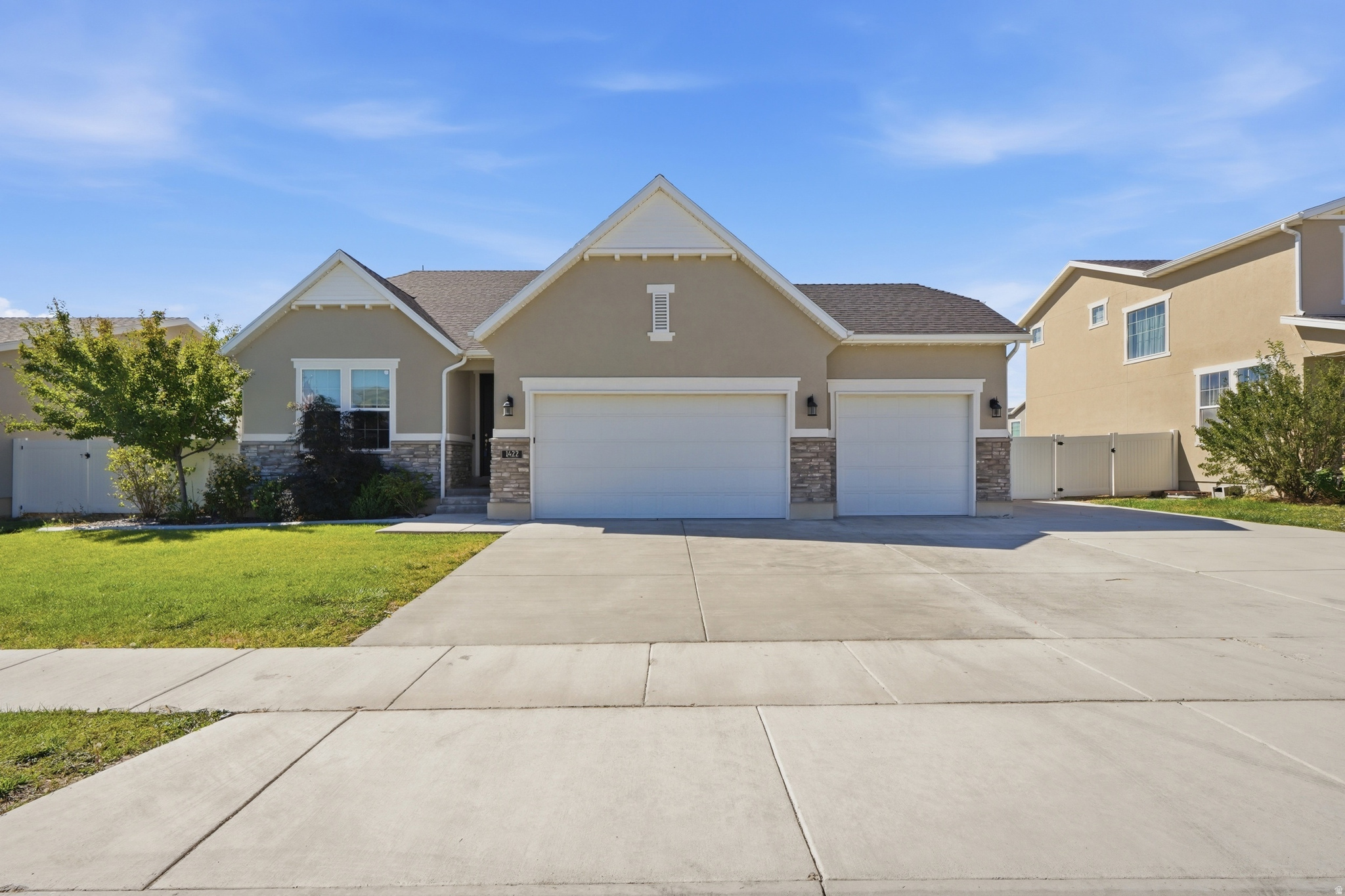 1422 E LOWE PEAK DR, Eagle Mountain, UT 84005 — photo 1