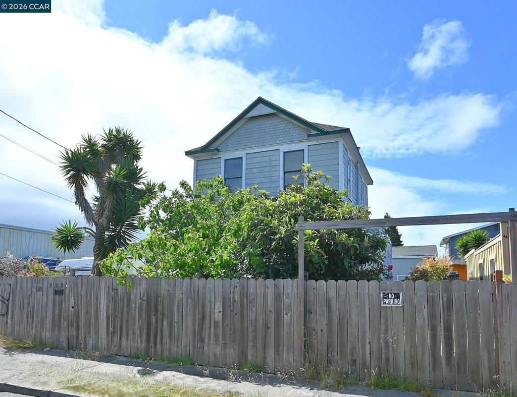 979 Grace Ave, Oakland, CA 94608 — photo 1