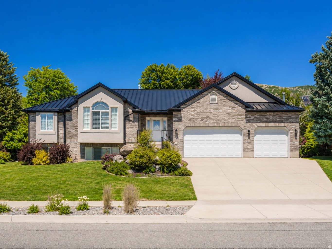 1698 E LAKEVIEW WAY, Ogden, UT 84403 — photo 1