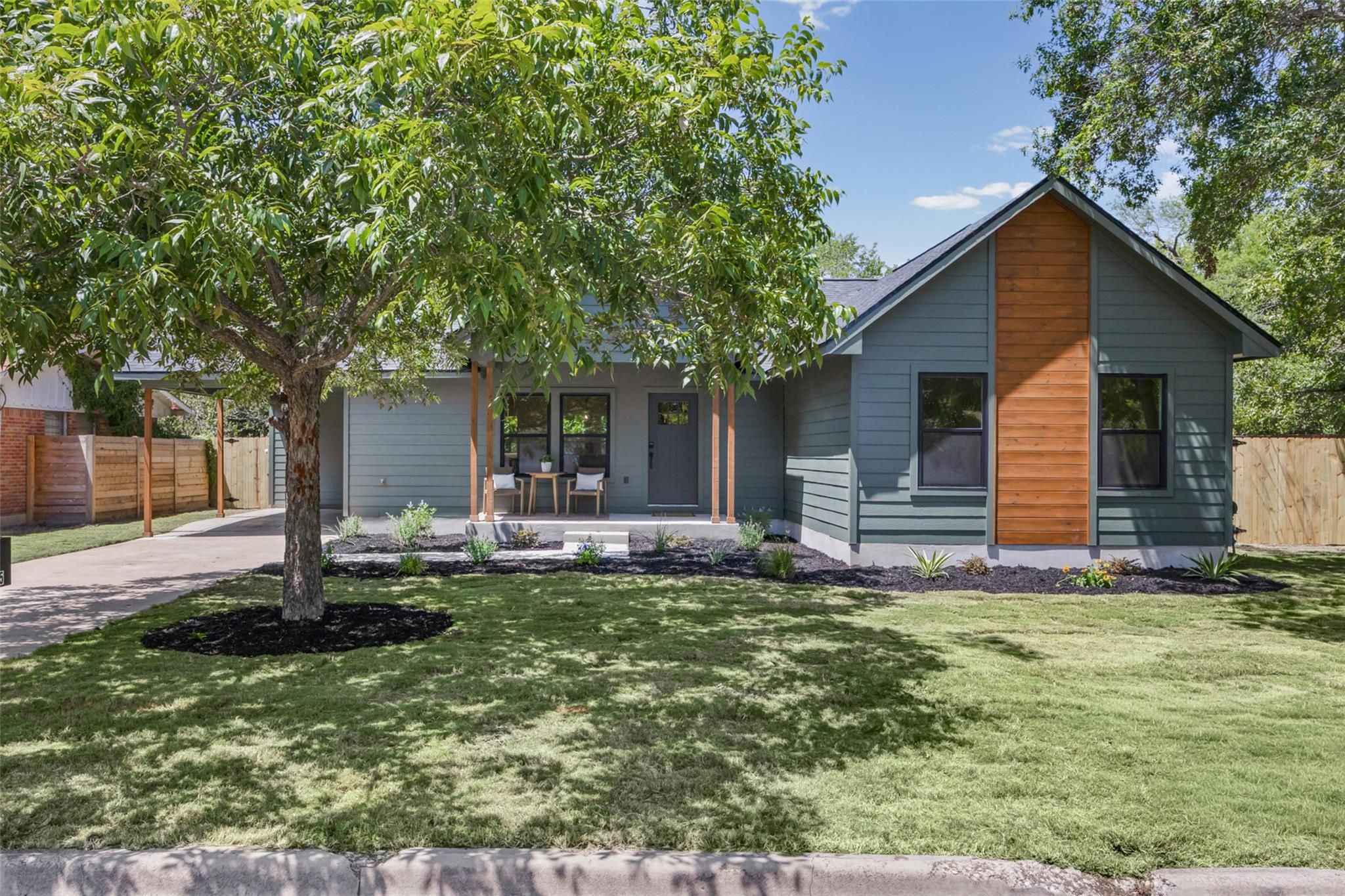 705  Campbell St, Lockhart, TX 78644 — photo 1