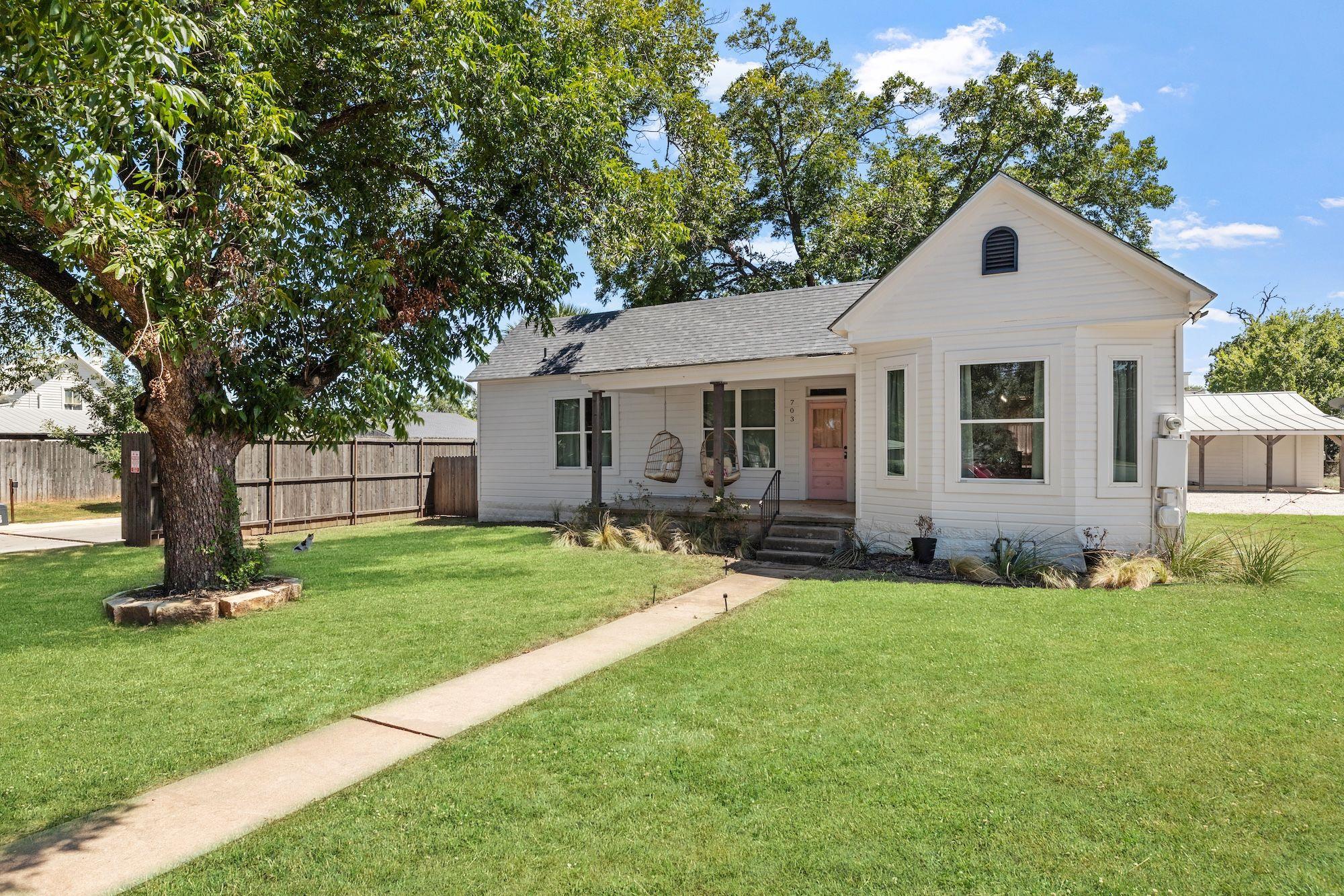 703 E HIGHWAY ST St, Fredericksburg, TX 78624 — photo 1