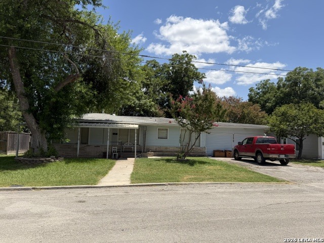 739 W MERRIWEATHER ST, New Braunfels, TX 78130 — photo 1