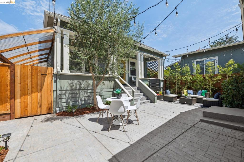 870 43Rd St, Oakland, CA 94608 — photo 1