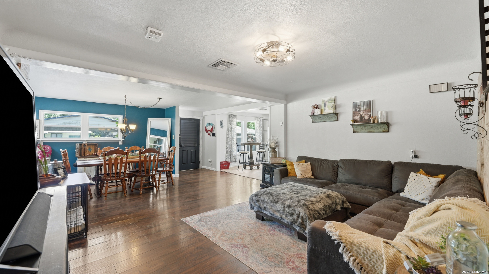 733 E Krezdorn, Seguin, TX 78155 — photo 1