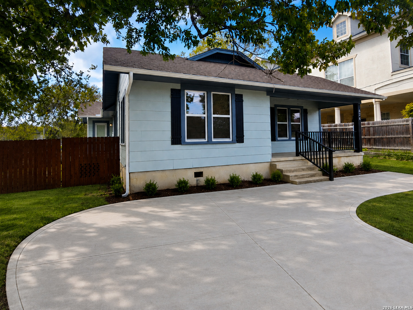 624 S AUSTIN ST, Seguin, TX 78155 — photo 1