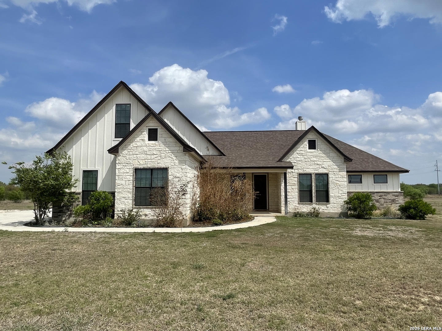 18 Valley View, Uvalde, TX 78801 — photo 1