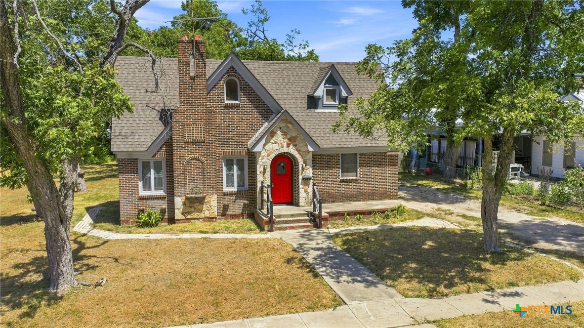 210 S Cedar Street, Seguin, TX 78155 — photo 1