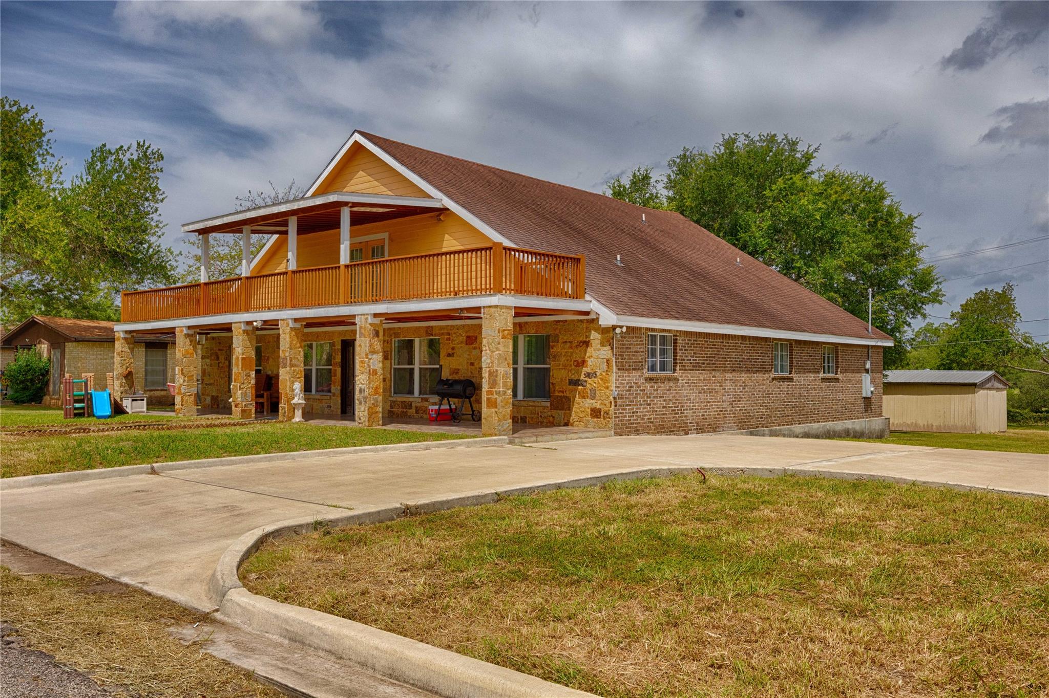 113  Thiele Dr, Yoakum, TX 77995 — photo 1